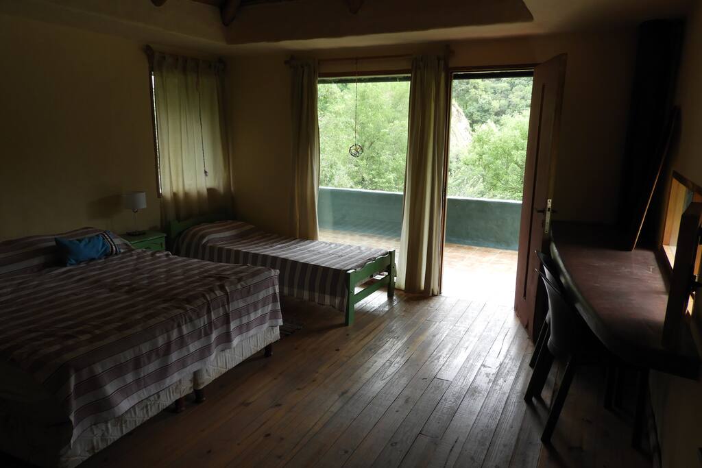 Habitacón principal con balcón privado.