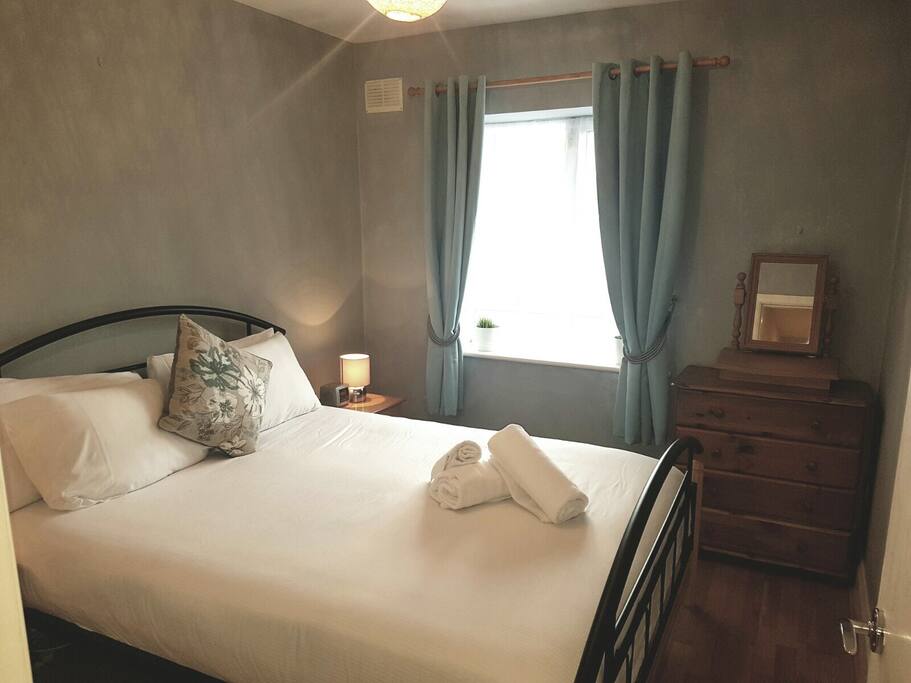Queen size bed in bedroom