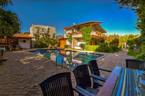 Lagoparadiso | Family Home with Pool near Athens
