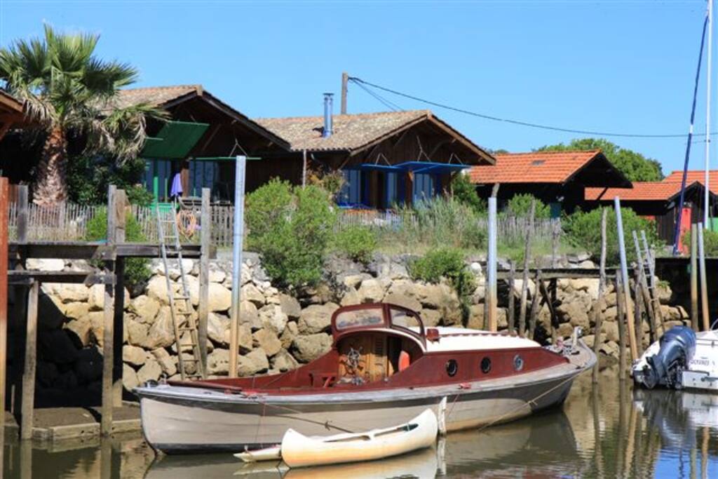 Bateau à coté de la maison