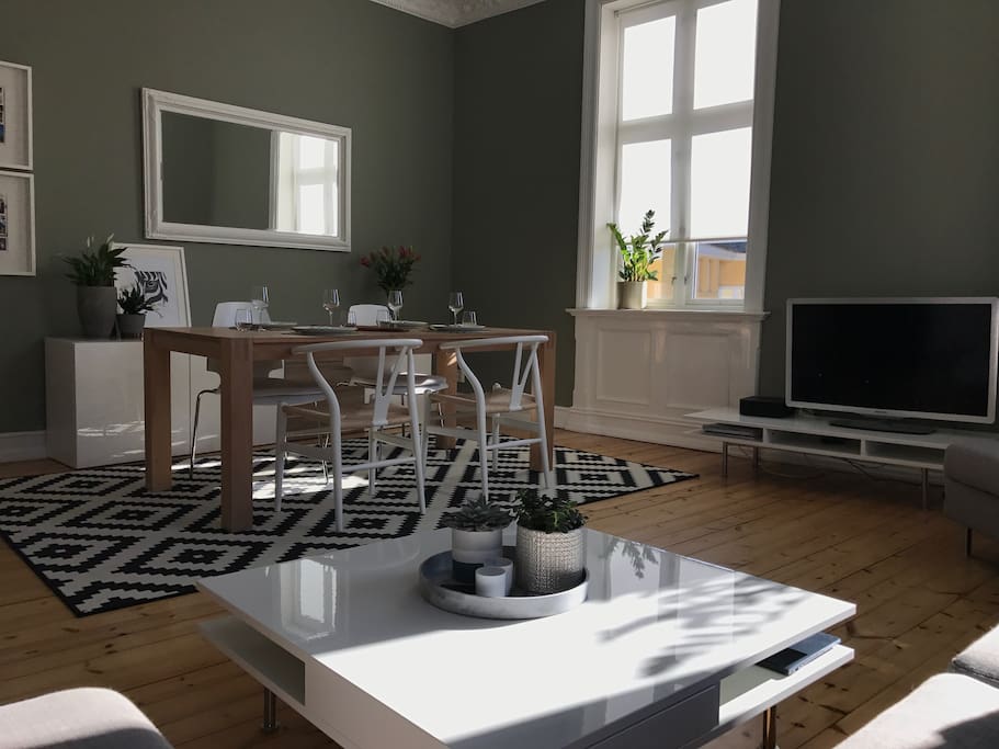 Dining room area seen from the sofa ( Picture taken March 2017)