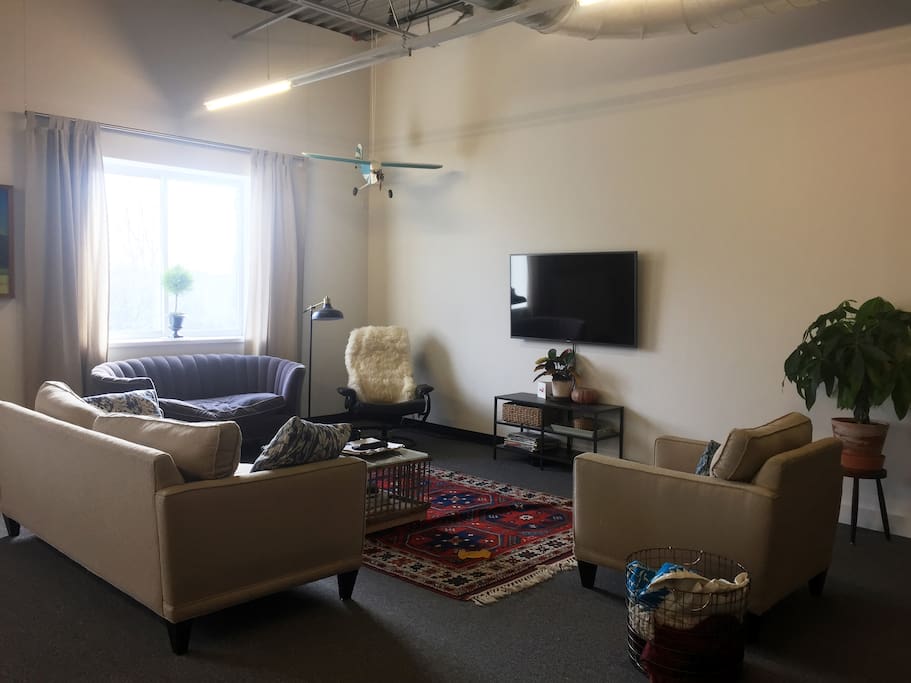 The living room has full cable TV with on demand, many premium channels, & netflix.