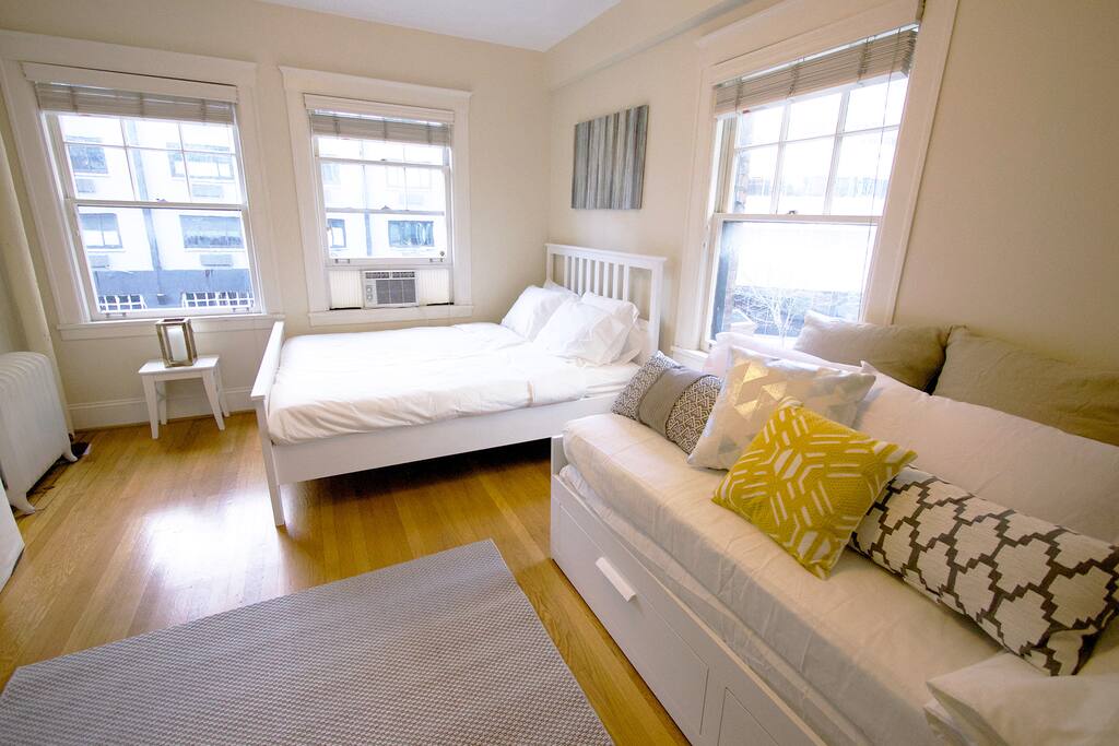 Welcome to the sweetest corner unit in Seattle, with big windows that bring healthy and natural light from our good friend the Sun.