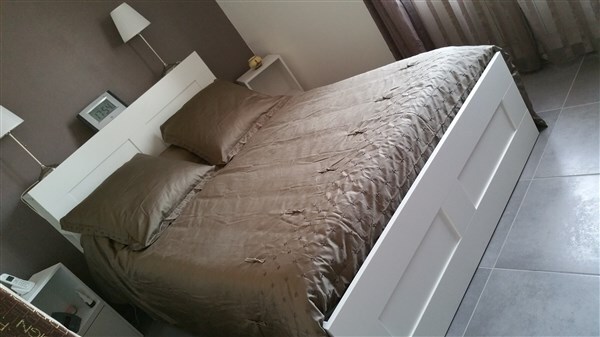 主卧，配
有4个大储物柜的床。