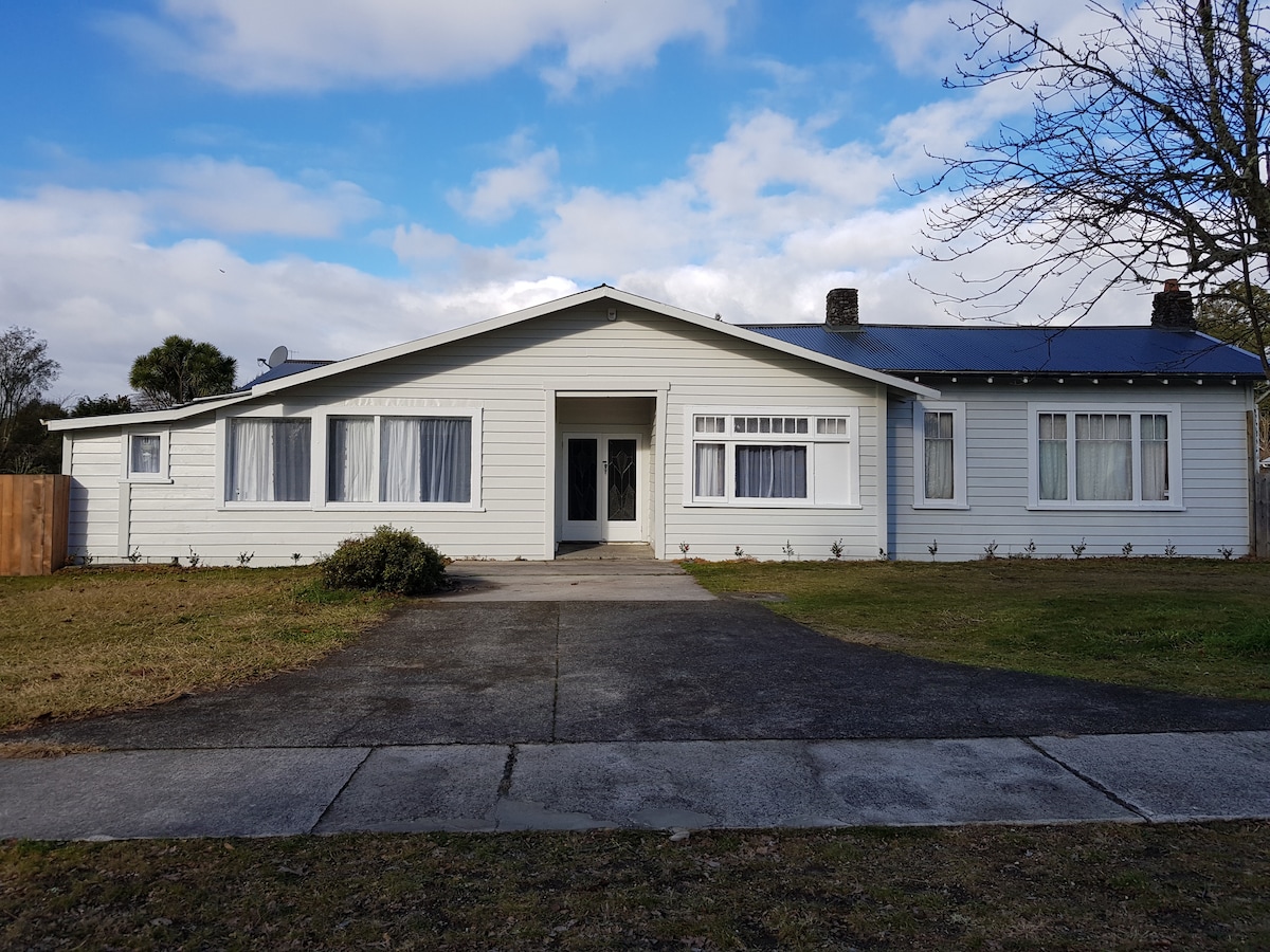 Taylors Lodge, Turangi Private RIVER ACCESS Houses for Rent in