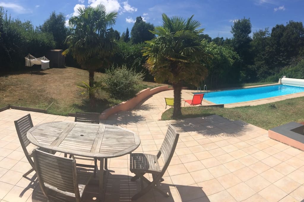 Vue sur terrasse, jardin et piscine