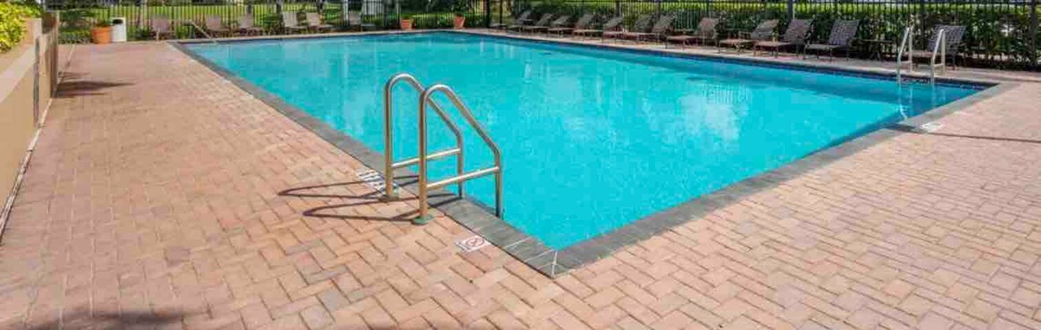 Lovely two bedroom 2 bath With balcony lake view. gallery image 3