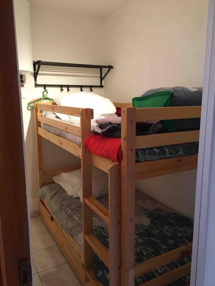 Camas en la esquina de la montaña con puerta corrediza 