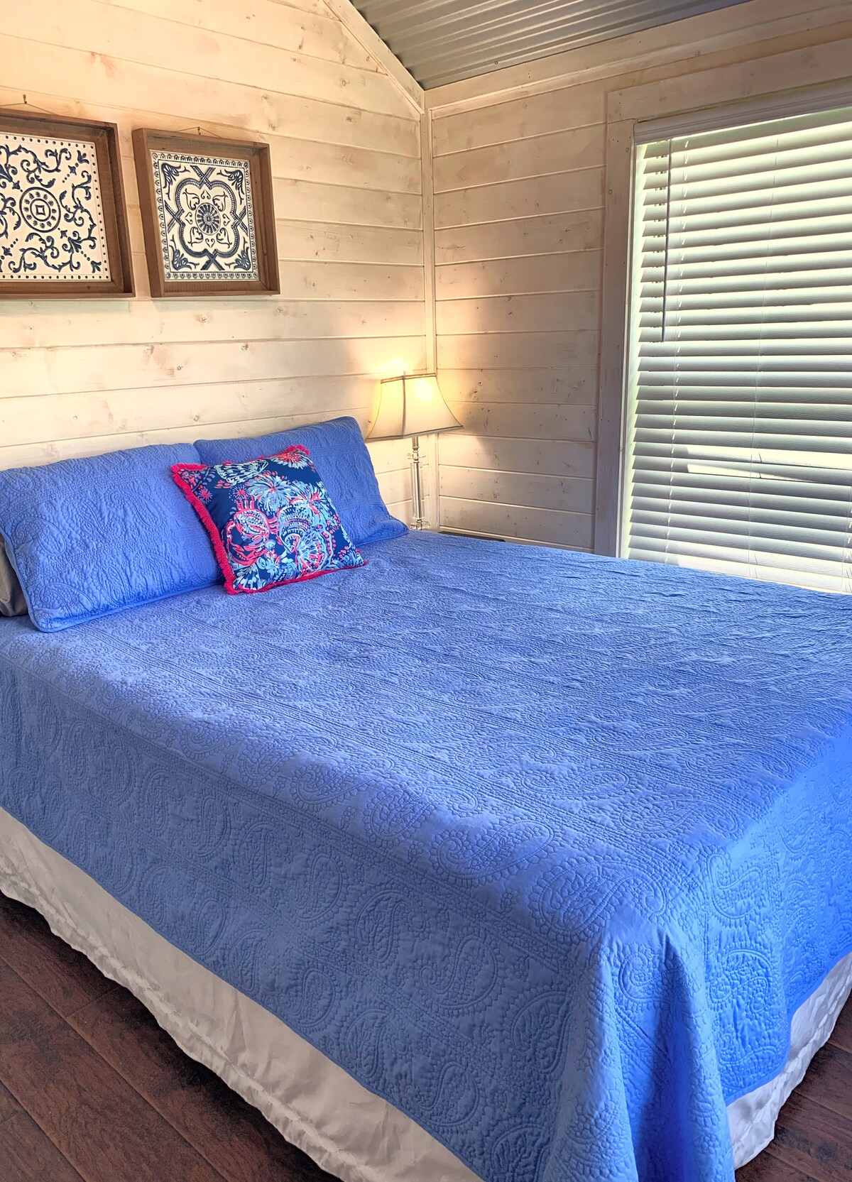 Двойно легло ~ прозорец с изглед към езеро 