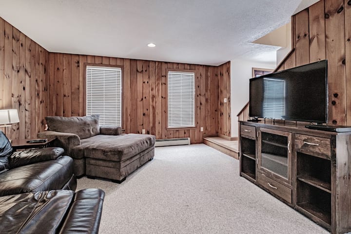 Beachfront Bliss: Spacious 4-br Retreat For 15! - Biddeford, ME
