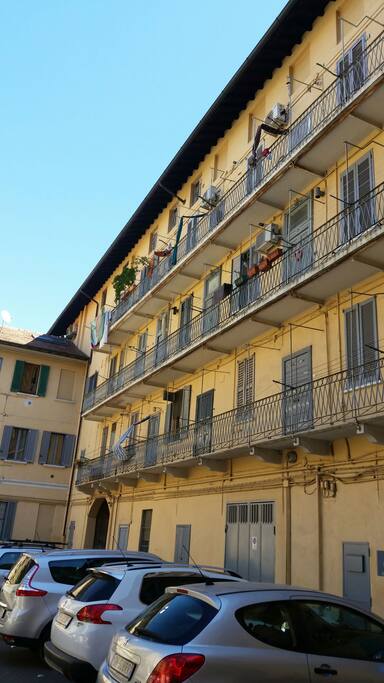 Vista interna della corte e ingresso dell'appartamento:sul primo balcone è la seconda porta da sx