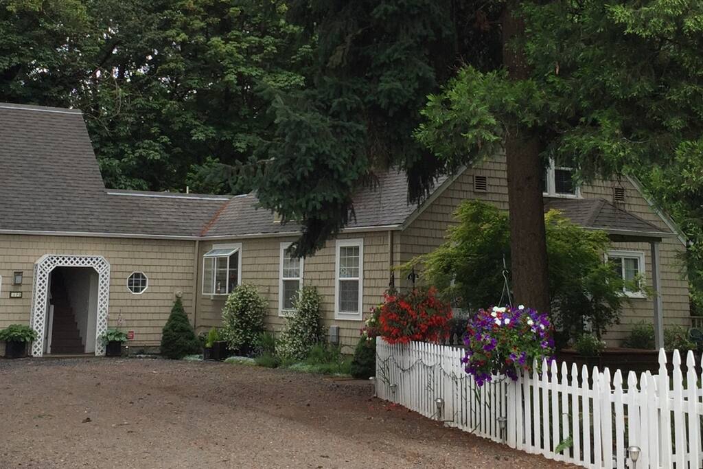 Quaint sanitized Farmhouse Apartment in Eugene - Apartments for Rent in