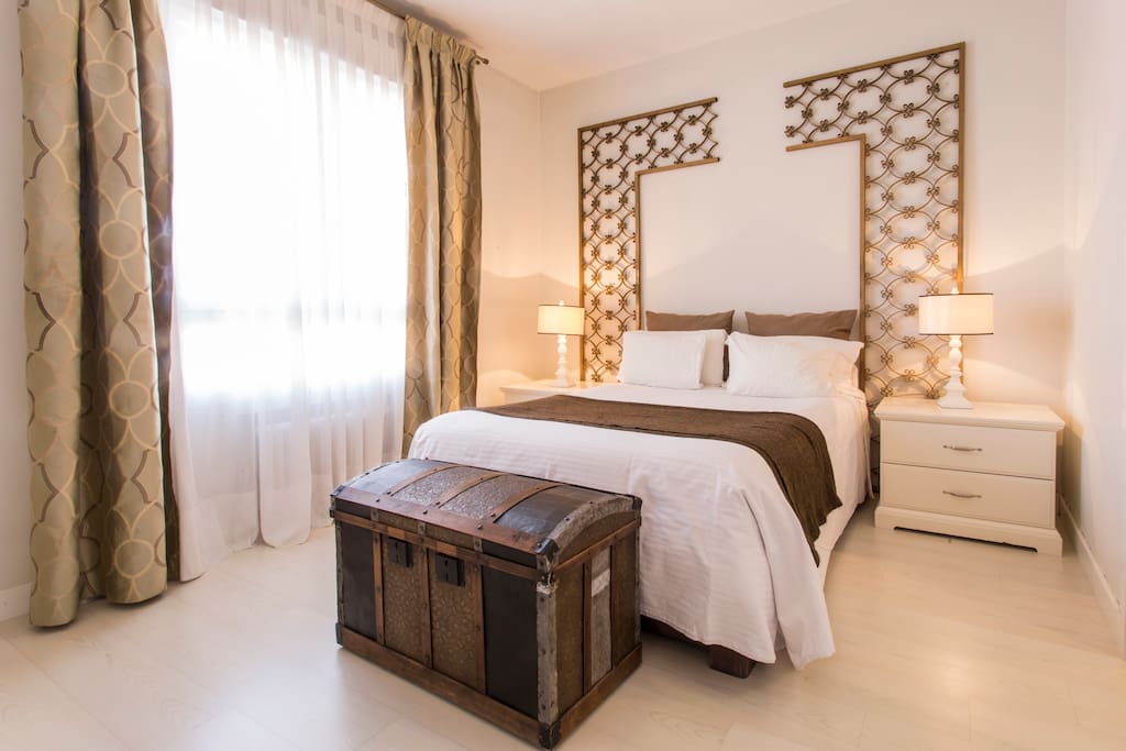 Habitación principal espaciosa con baño en suite y armario, cama de 1,50 m