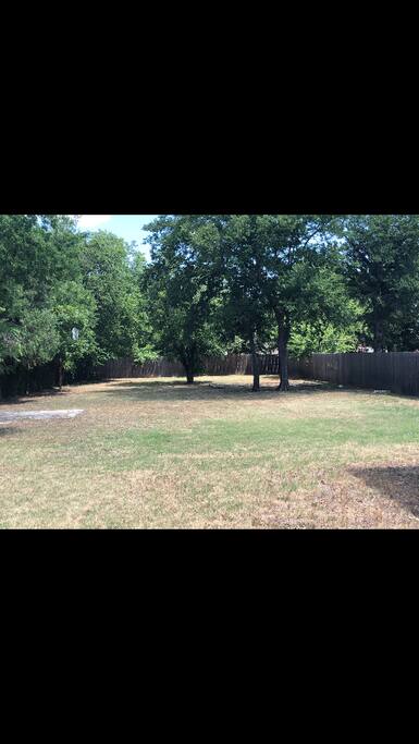Huge backyard. Outside table & chairs. Grill.