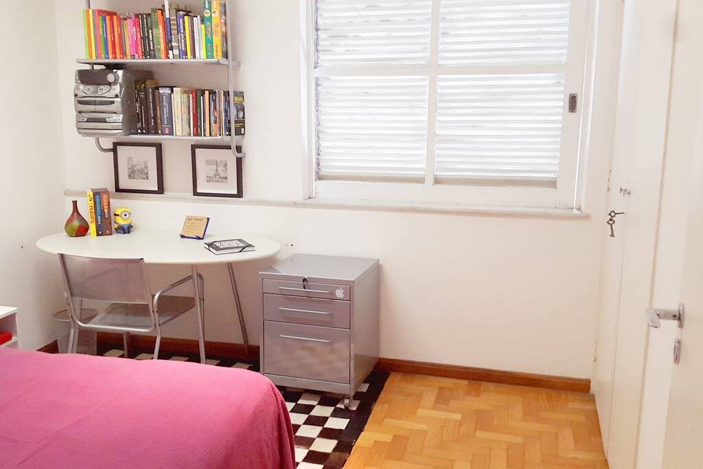 Espaço para trabalho com estante de livros à disposição.
Armário com espelho, vários cabides e gavetas e bastante espaço para duas pessoas.
Você pode colocar sua mala ou mochila sobre o arquivo de aço.
Adoro esse quarto!