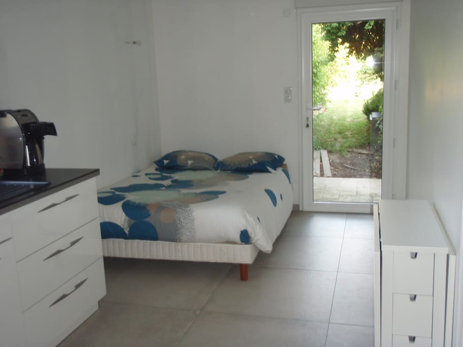 le coin chambre et l'entrée sur le jardin