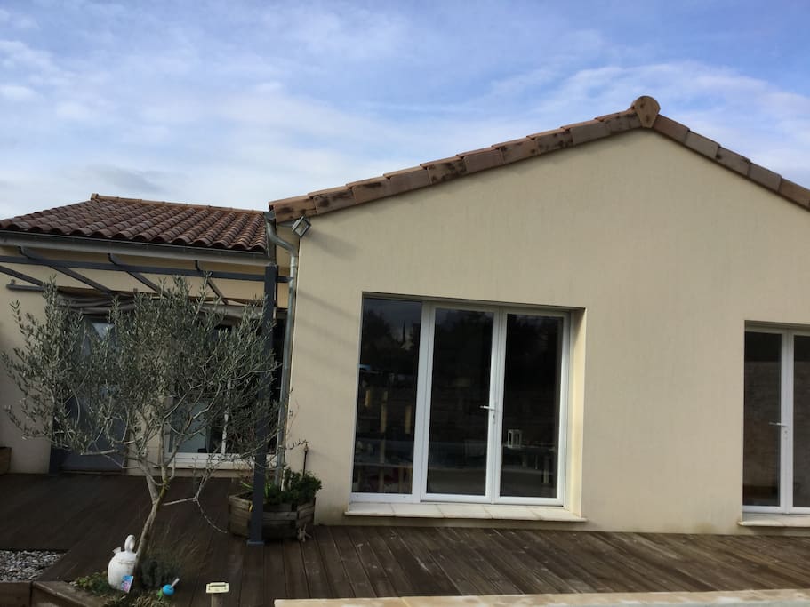 Façade arrière avec terrasse bois