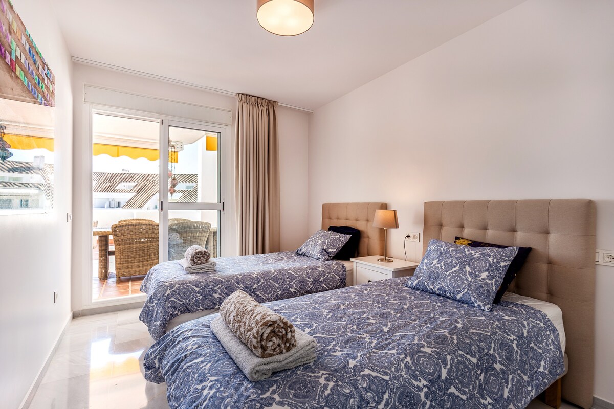 Chumba cha kulala kilicho na vitanda viwili pacha na vitanda vya kifahari vilivyo na ufikiaji wa moja kwa moja kwenye mtaro