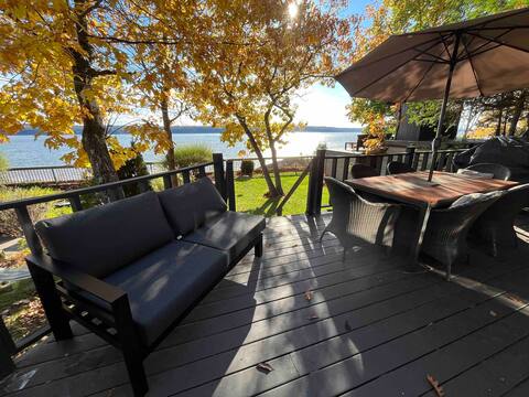 Om chalet 2 with spa and fireplace  bordered by the river
