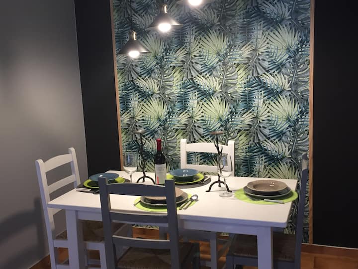 שולחן אוכל באמצע "הג'ונגל"