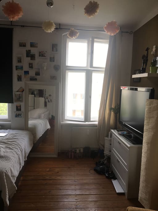 Fernseher mit fensterfront