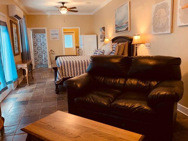 Couple's studio, spacious and private.