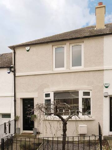 Traditional home near Edinburgh city centre gallery image 2