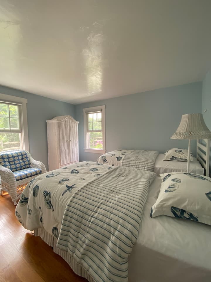 Second Bedroom with twin beds