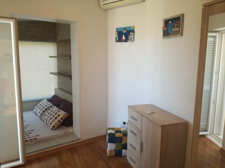 Dormitorio con cama tamaño  king 