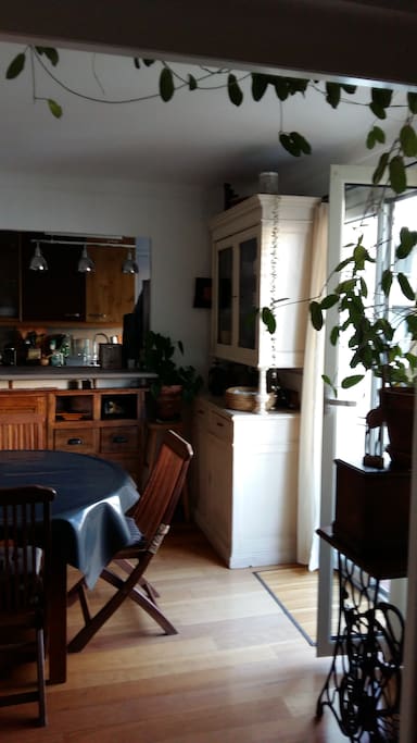 Séjour donnant sur une petite terrasse bien ensoleillée et surplombant des jardins privés