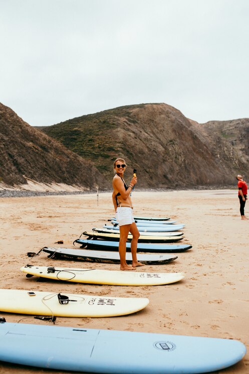 Show full-screen, host-provided image