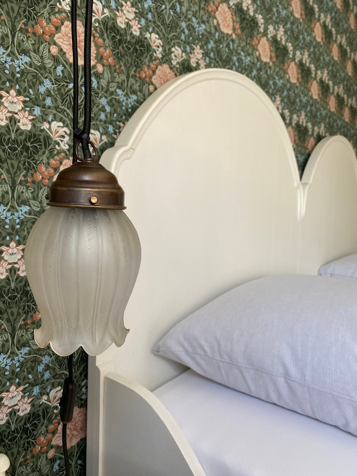 Spálňa 200 x 200 cm starožitná posteľ s malým návštevníckym ritz