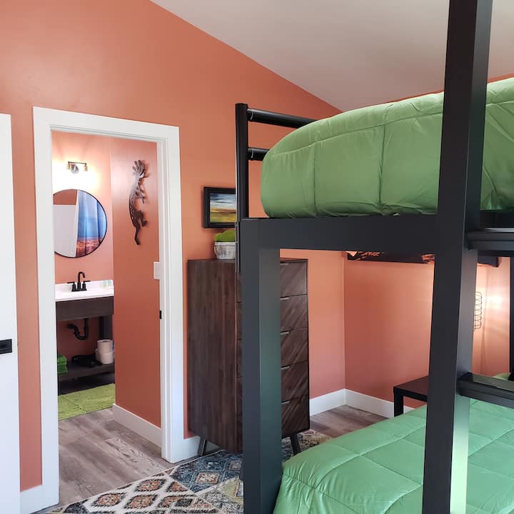 Hoofdslaapkamer met badkamer en dressoir.