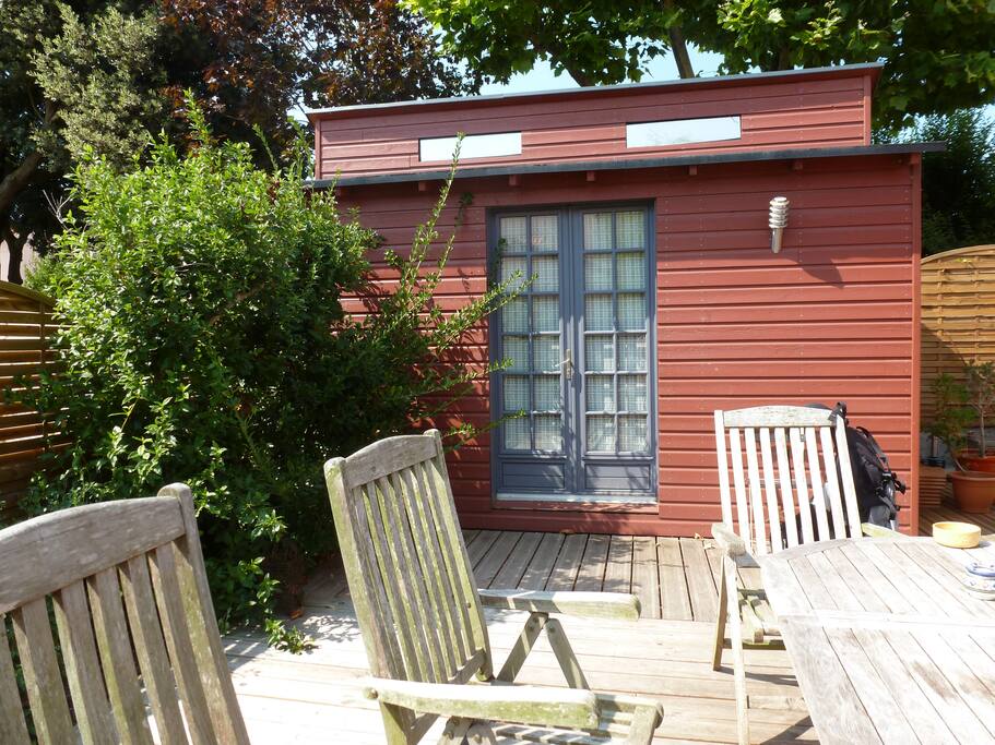 Terrasse et entrée de la dépendance