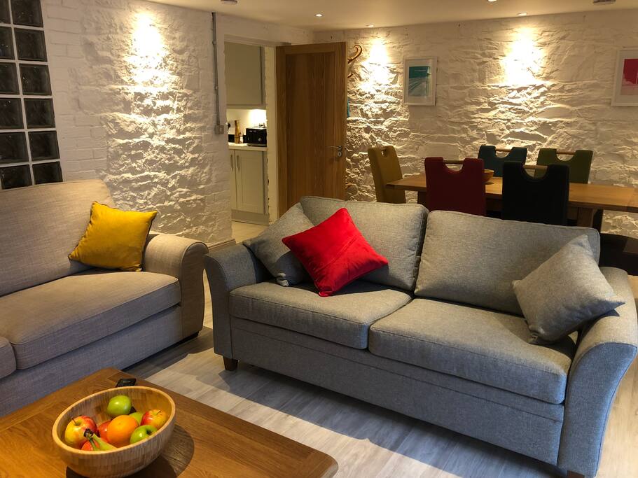 Lovely comfortable living room & dining area. Wifi throughout.