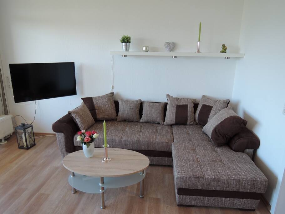 Schlafsofa mit Tv und kleinem Wohnzimmertisch