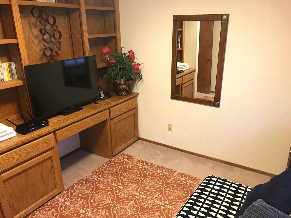 Dormitorio completo con TV