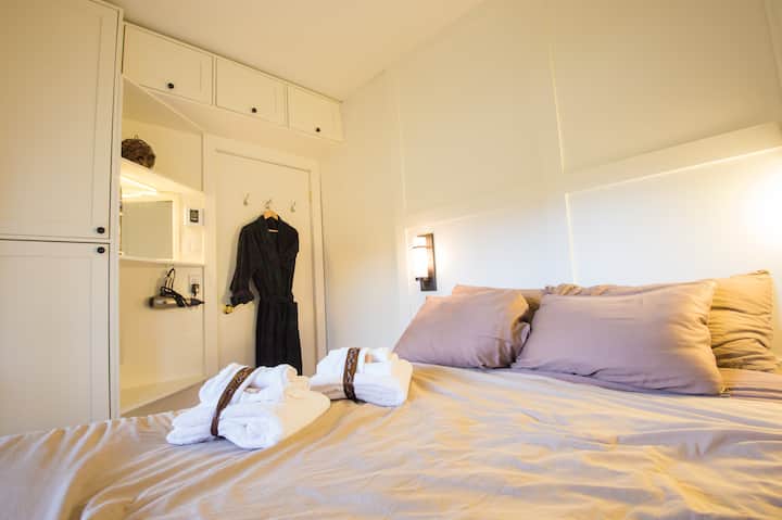 Chumba cha kulala chenye vitanda viwili na kitanda kimoja cha kunung 'iniza.