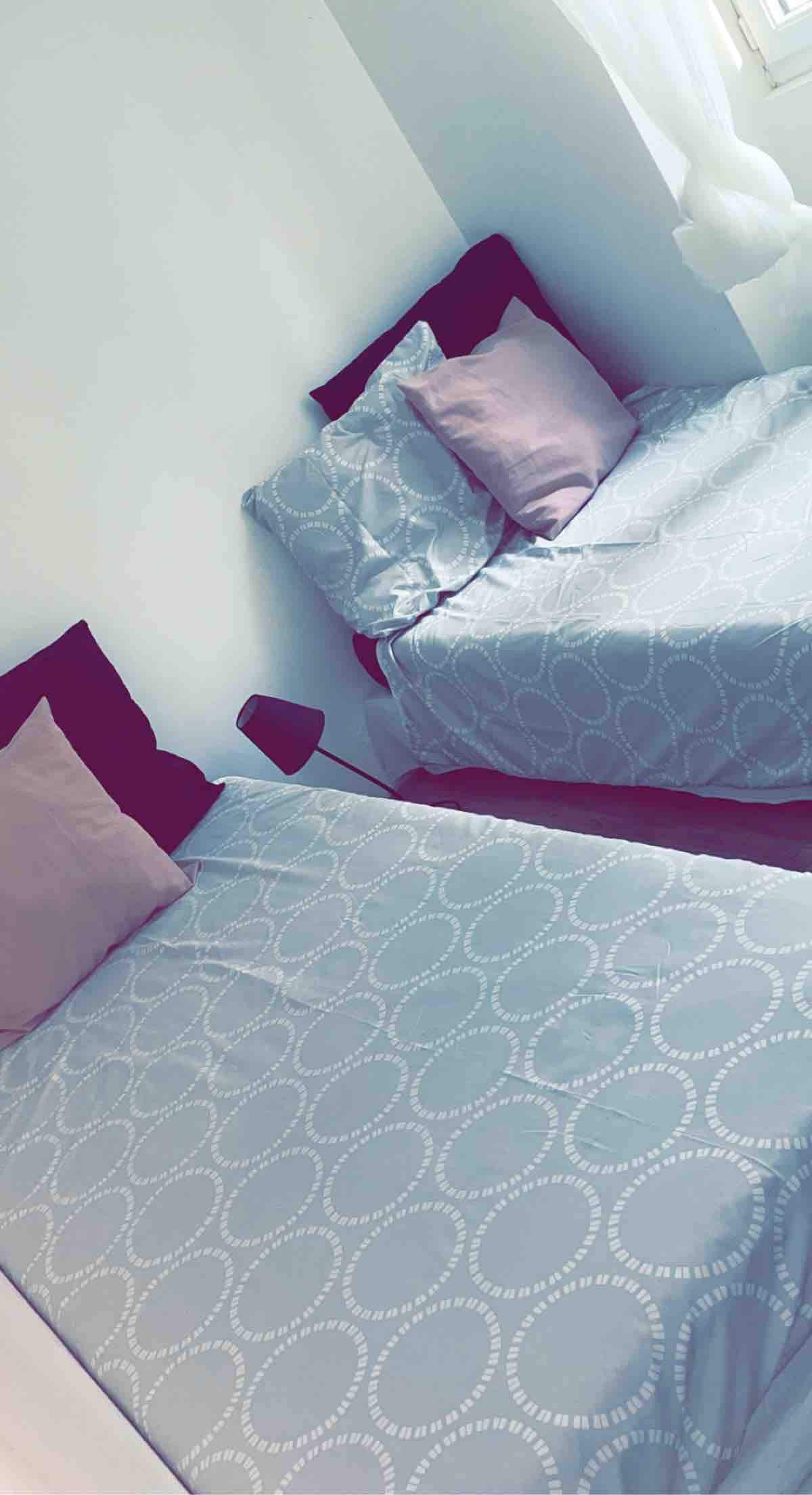 2 POSTELE S DĹŽKOU 90 CM, STOLY 