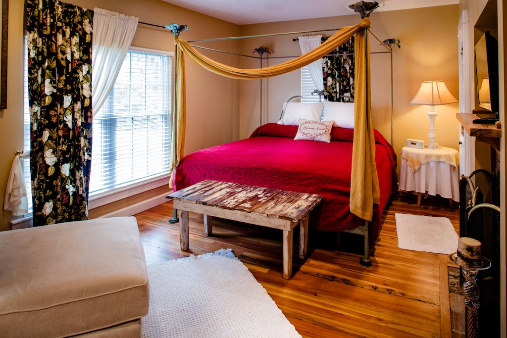 Large room with great lighting!