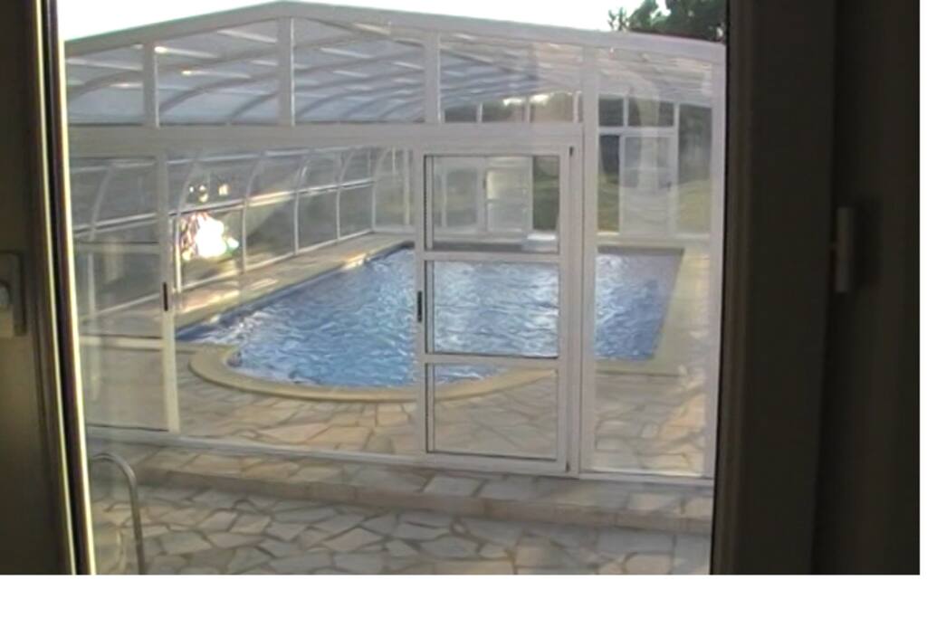 Vista de la piscina desde el salón de la casa
