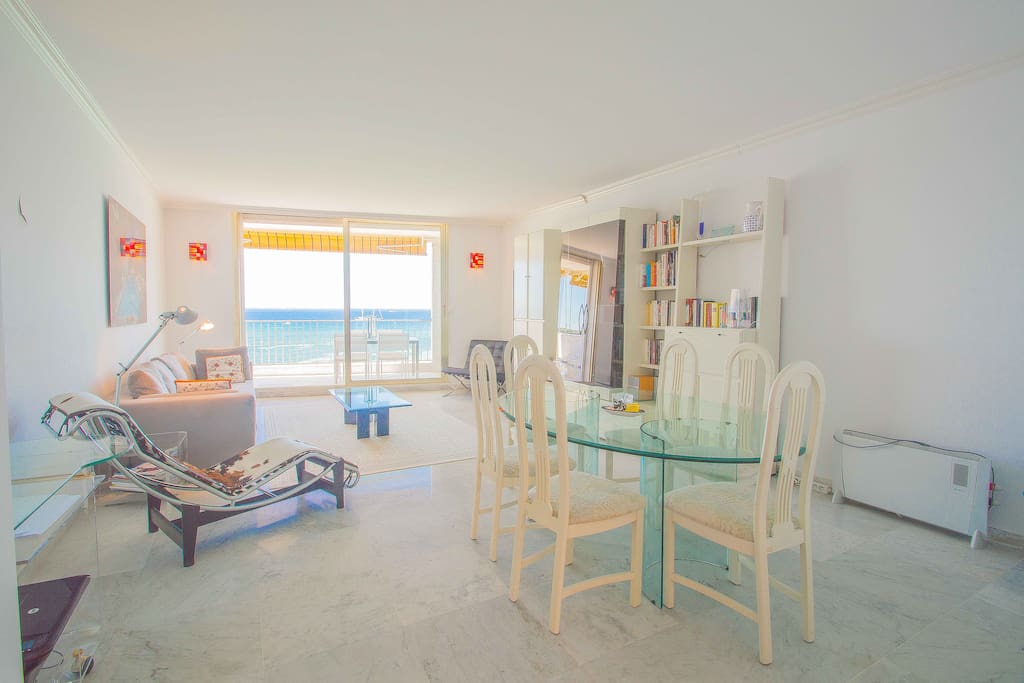 Salon et salle à manger avec vue mer