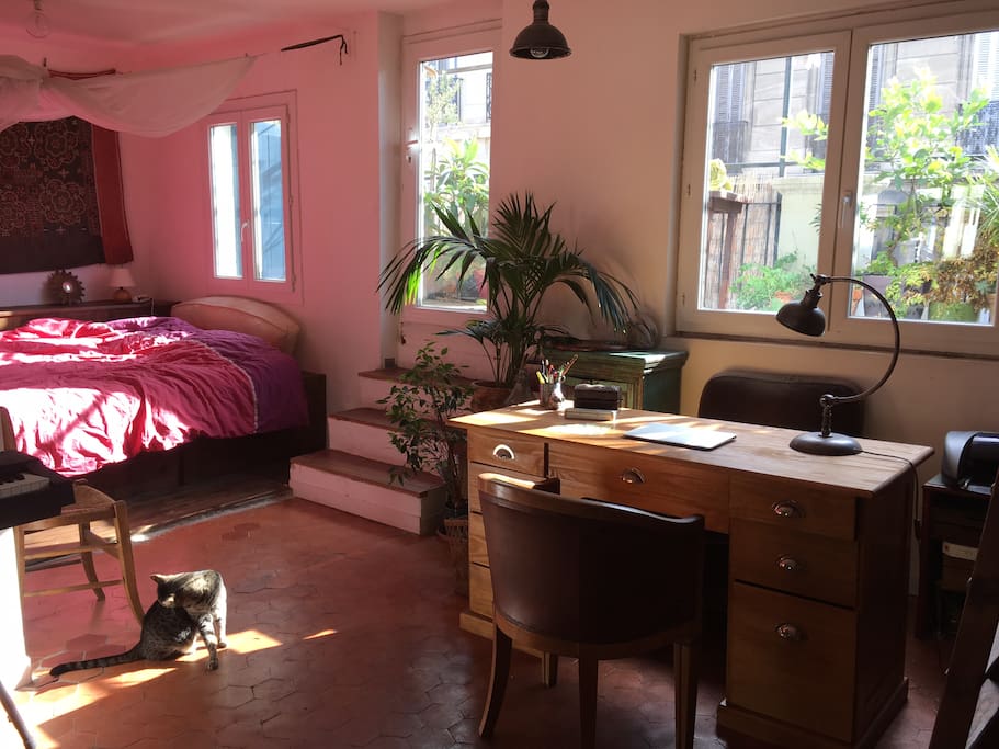 La lumière dans le bureau et l'alcôve qui donnent sur la terrasse de 10m2