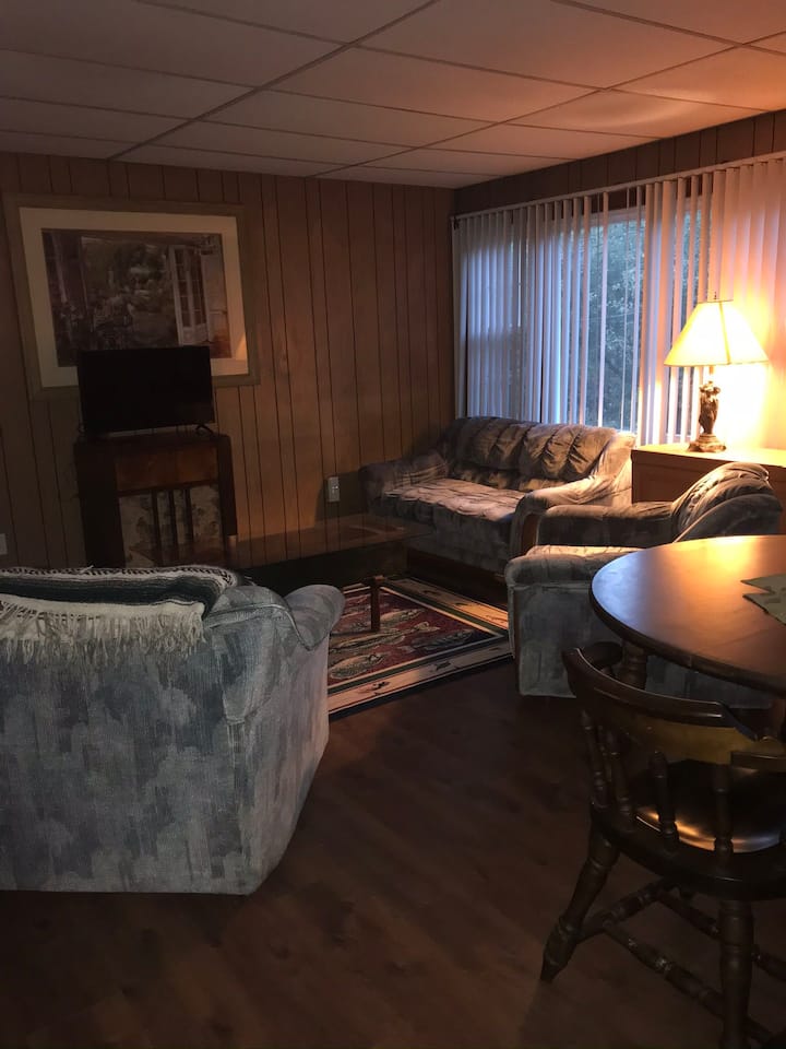 Quiet and private setting to relax. Flats for Rent in Lowellville