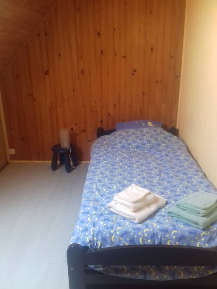 غرفة النوم 3 في الطابق العلوي (سرير متحرك)