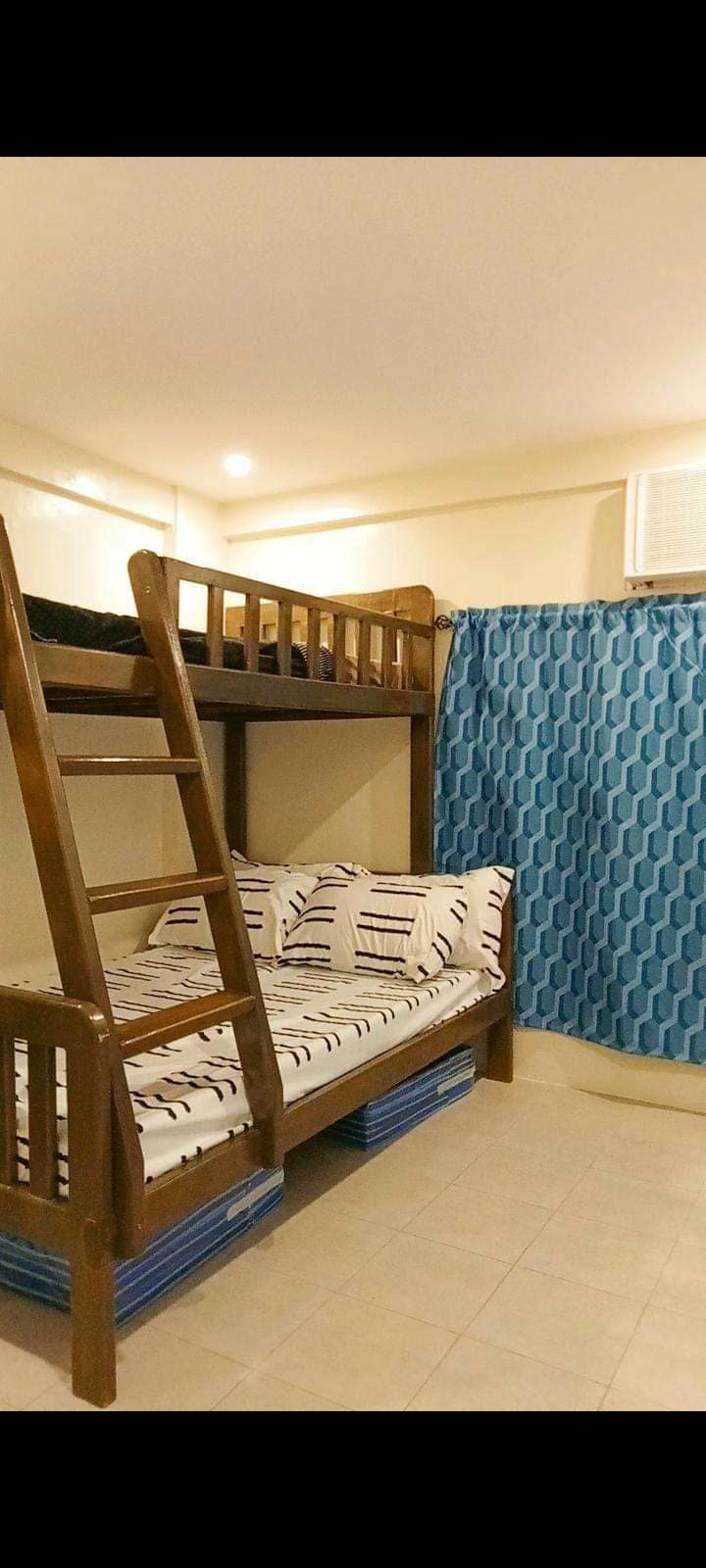 CHAMBRE AU REZ-DE-CHAUSSÉE
Cette chambre est située à l'intérieur de la micro-maison. Salle DE bain complète à côté.