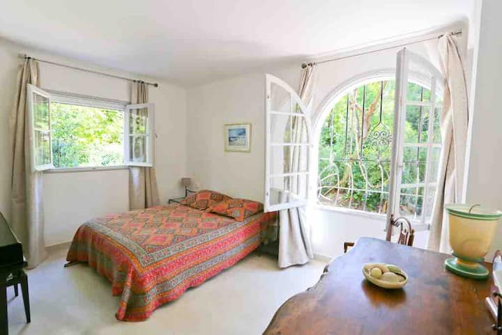 Საძინებელი ორადგილიანი საწოლი პირველ სართულზე