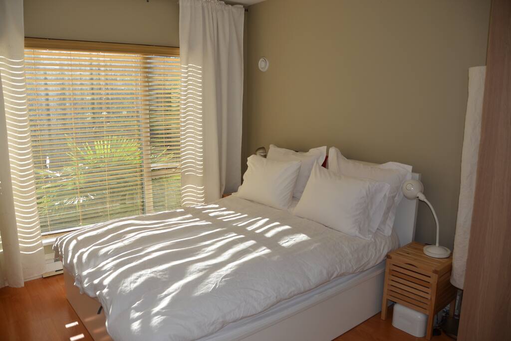 Down comforters, quiet breazy courtyard below. Ensuite bathroom.