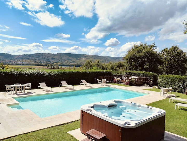 Luxury Villa Tuscany Pool & Jacuzzi | Sleeps 20+
