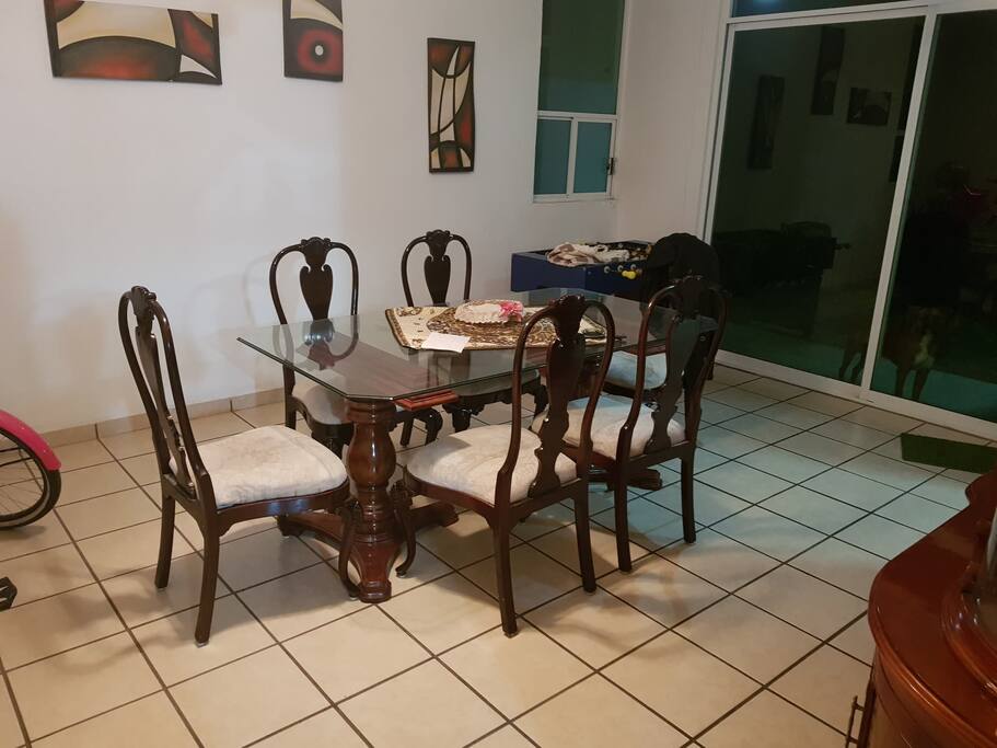 Este es el comedor de la casa, del cual también pueden hacer uso, siempre y cuando dejen el lugar como lo encontraron. La sala también se puede usar e incluso el jardín.